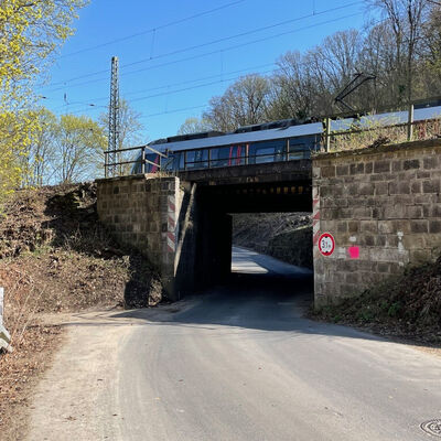Die Ma&szlig;nahme ist Teil der Arbeiten an der Bahnstrecke Kassel-Eichenberg im Abschnitt zwischen Hann. M&uuml;nden und Hedem&uuml;nden. Dort werden bestehende Eisenbahnbr&uuml;cken durch Neubauten ersetzt.