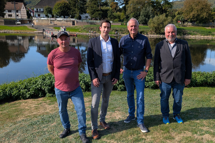 Bild vergr&ouml;&szlig;ern: Freuen sich �ber den Erhalt der Weserf�hre: (V.li.) Weserf�hrmann Benjamin Bolte, Hann. M�ndens B�rgermeister Tobias Dannenberg, Bundestagsabgeordneter Fritz G�ntzler und Hemelns Ortsb�rgermeister Thomas Baake.