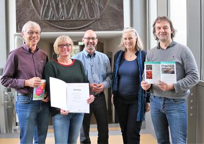 Brgermeister Wegener freut sich mit den Preistrgern ber die Auszeichnung beim Bundeswettbewerb