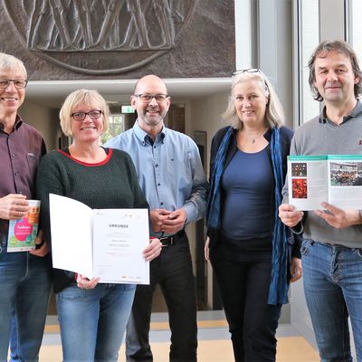 Bürgermeister Wegener freut sich mit den Preisträgern über die Auszeichnung beim Bundeswettbewerb