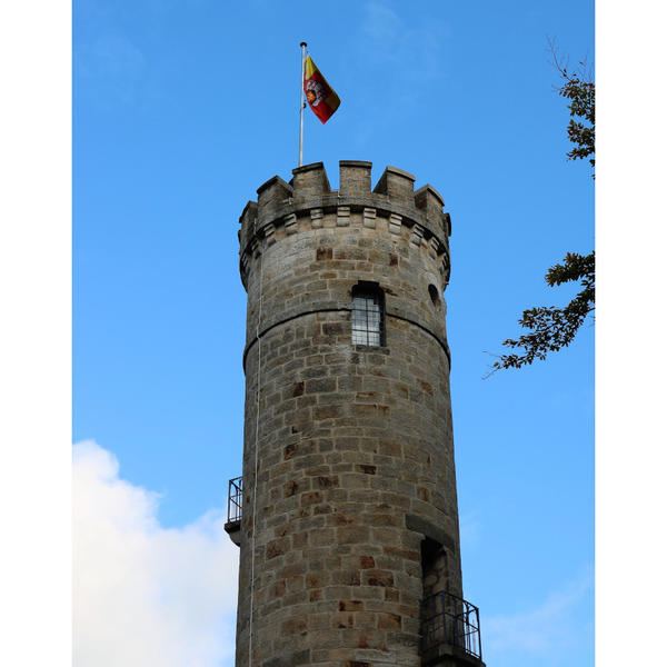 Stdtische Mitteilung - Frderverein Tillyschanze erhlt mit Untersttzung der Sparkasse Gttingen eine neue Stadtfahne fr die Turmspitze - Bild 2